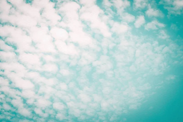 Fondo Cielo Borroso Con Nubes Dispersas Naturales Movimiento Del Viento —  Fotos de Stock