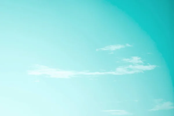 Размытый Природный Фон Минимального Голубого Неба Мягкими Облаками Действием Ветра — стоковое фото