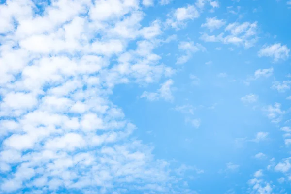 Cielo Azul Borrosa Naturaleza Fondo Con Amor Corazón Nubes Sobre — Foto de Stock