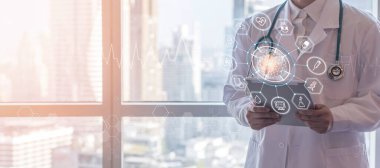 TeleHealth 'te doktorla birlikte tıbbi teknoloji, yenilikçi küresel sağlık teknolojisi, hastaların sağlık bilgilerini analiz eden teletıp servisi, hastane laboratuvar geçmişinde.
