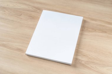 Boş beyaz ön sayfa a4 cilt kapağı ile kitap kapağı modeli katalog, dergi, menü, kitapçık, defter, portföy tasarım şablonu için ahşap masa arka planında modelleme 