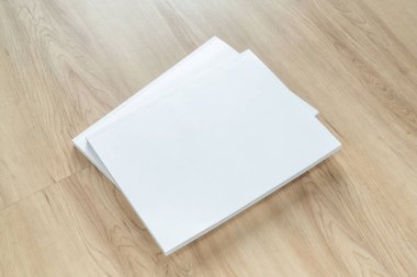 Boş beyaz ön sayfa a4 cilt kapağı ile kitap kapağı modeli katalog, dergi, menü, kitapçık, defter, portföy tasarım şablonu için ahşap masa arka planında modelleme 
