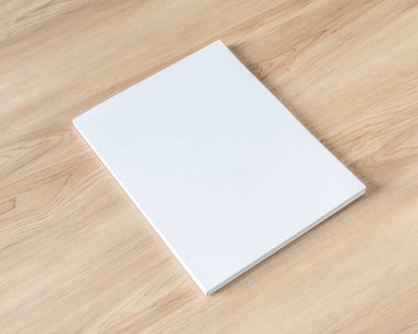 Boş beyaz ön sayfa a4 cilt kapağı ile kitap kapağı modeli katalog, dergi, menü, kitapçık, defter, portföy tasarım şablonu için ahşap masa arka planında modelleme 