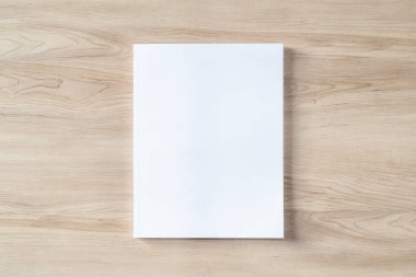 Boş beyaz ön sayfa a4 cilt kapağı ile kitap kapağı modeli katalog, dergi, menü, kitapçık, defter, portföy tasarım şablonu için ahşap masa arka planında modelleme 