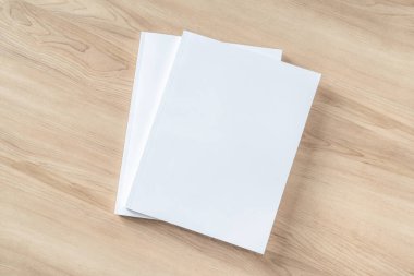Boş beyaz ön sayfa a4 cilt kapağı ile kitap kapağı modeli katalog, dergi, menü, kitapçık, defter, portföy tasarım şablonu için ahşap masa arka planında modelleme 