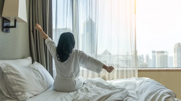 Hafta Sonu Güzel Bir Uykudan Uyanan Asyalı Bir Kadının Şehir — Stok fotoğraf