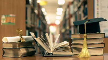 Çevrimiçi eğitim, okul öğrenim kursu, e-kitap dijital teknoloji ve kütüphanede veya sınıfta bilgisayar defteri açık olan küresel eğitim başarısı mezuniyet konsepti 