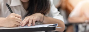 Sınavda öğrencinin sınıfta eğitim sınavına girmesi, çok düşünmesi, üniversite sınıfında cevap yazması, eğitim ve dünya okur yazarlığı konsepti.