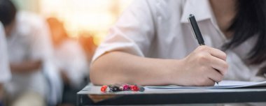 Sınavda öğrencinin sınıfta eğitim sınavına girmesi, çok düşünmesi, üniversite sınıfında cevap yazması, eğitim ve dünya okur yazarlığı konsepti.