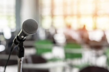 İş seminerinde mikrofon sesi hoparlörü, konuşma sunumu, belediye toplantısı, konferans salonu ya da konferans salonu ev sahibi ya da belediye meclisi duruşması için kurumsal ya da toplumsal etkinlik