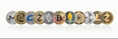 ETH Ethereum, Cardano, Ripple, Litecoin, MIOTA, Zcash, Monero, GASH, defi altsikkeleri ile kripto para birimi BTC, beyaz arka planda kırpma yolu ile izole edilmiş merkezi olmayan finansal para birimi