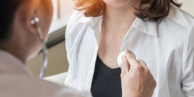 Kalp atardamar hastalığı, kan damarı ya da doğuştan kalp yetmezliği, kalp ritmi sorunu, aritmi, kalp atışlarını kontrol ederek klinikteki kalp ve damar hastalıklarını inceleyen doktor.