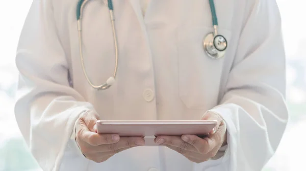 Médico Com Telessaúde Consultando Saúde Paciente Line Usando Tablet Digital — Fotografia de Stock