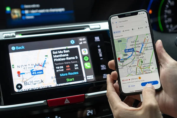 BANGKOK, THAILAND-27 Ekim 2020: Apple CarPlay ile Google Maps uygulaması otomobil ekranı ve iPhone, seyahat navigasyonu ve araç taşımacılığı güvenliği için akıllı UI mobil uygulaması