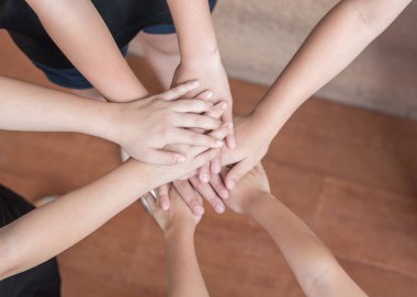 Toplum takım çalışması, okul çocukları, genç partnerler ya da çocuklar arasındaki işbirliği, kamu hizmetleri ve sürdürülebilir iş hedefi kavramı için el ele tutuşarak gönüllü olmak.