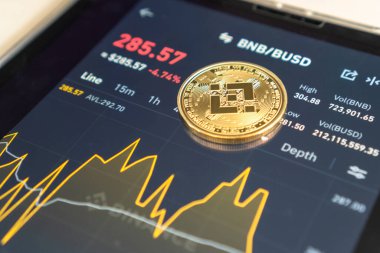 Bangkok, Tayland - 1 Temmuz 2021: BNB altyazı-tura dijital para kripto defi p2p merkezi olmayan fintech market teknolojisi uygulaması İPad veya akıllı mobil tablet