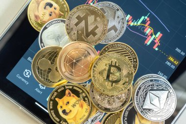 Binance ticaret uygulamasının kriptosu, BNB, Ethereum, Dogecoin, Cardano, Litcoin, altcoin dijital para kripto para defi p2p merkezi olmayan finans ve fintech bankacılık piyasası ile Bitcoin BTC