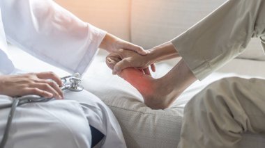 Tendonu ağrıyan tendon, iltihap ya da ayak ve ayak parmağındaki bağ dokusu düzensizliği üzerine ortopedik doktorla tıbbi muayenesi olan bir kadının ayak bileğinde ayak ağrısı ya da topuk ağrısı hastalığı.