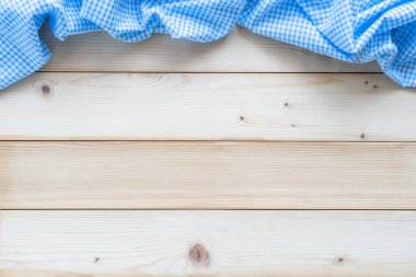 Ekim Festivali geçmişi mavi masa örtülü Bavyera şablonu Almanya ulusal festival birası ve yemek partisi için beyaz ahşap masa üzerinde. 