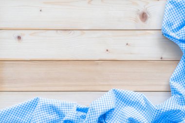 Ekim Festivali geçmişi mavi masa örtülü Bavyera şablonu Almanya ulusal festival birası ve yemek partisi için beyaz ahşap masa üzerinde. 