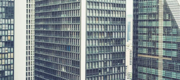 オフィスビジネス ホテル マンションの高層 ガラス窓のファサード カーテンウォール 建築デザインの背景のためのバルコニー付きの都市生活様式の都市の建物の塔の壁のパターン — ストック写真