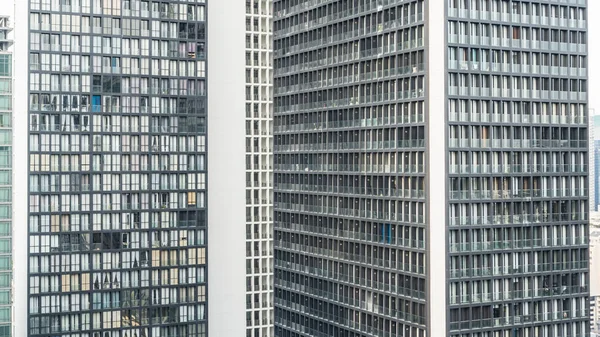 オフィスビジネス ホテル マンションの高層 ガラス窓のファサード カーテンウォール 建築デザインの背景のためのバルコニー付きの都市生活様式の都市の建物の塔の壁のパターン — ストック写真