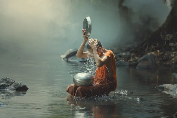 Novice relaxing on the creek. — Stock Photo, Image