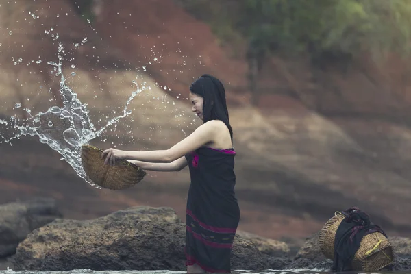 Fiatal nők vidéki játszik a patak — Stock Fotó