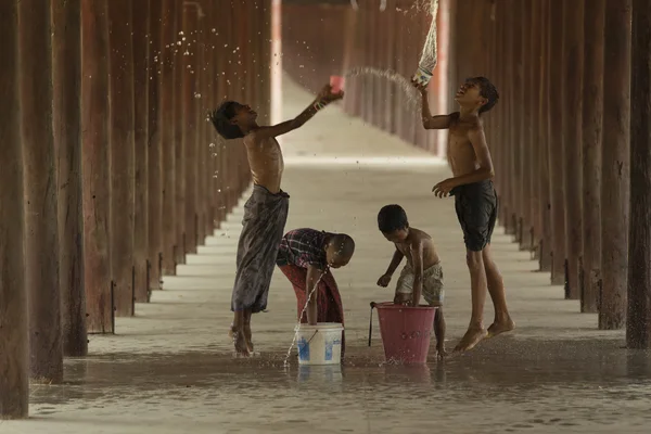 Songkran, Salay, Myanmar - Murch 10,2016 grupları çocuktuk splas