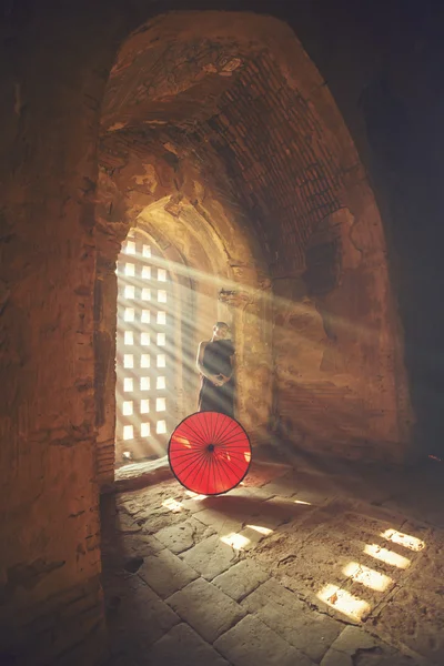 Yalnız acemi çocuk bagan.