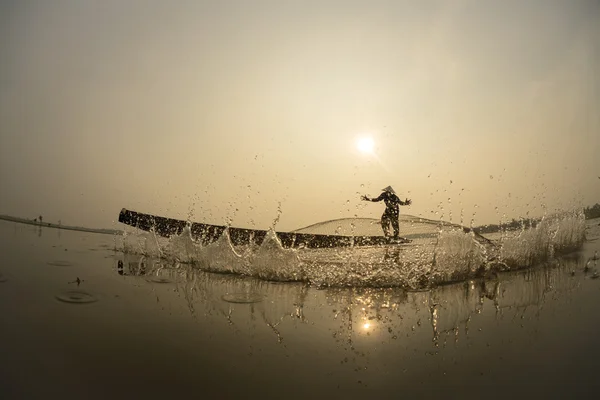 Азиатский рыбак ловит рыбу — стоковое фото