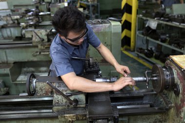 aracı çalışmalarında freze Torna talaşlı metal teknisyeni işçi