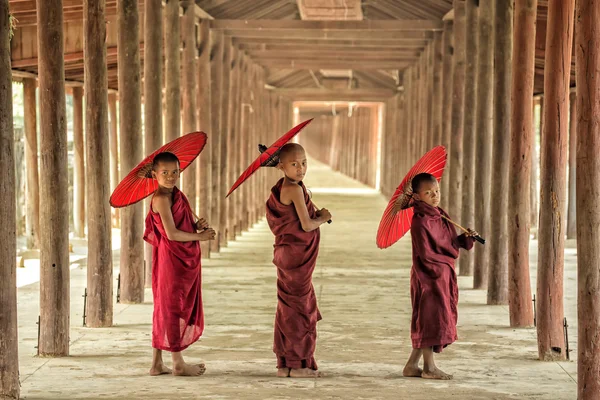 Acemi Burma'daki mutluluğunu — Stok fotoğraf