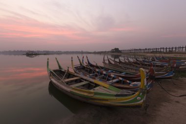 U olmak konteynerları teknelerle mandalay Myanmar köprü