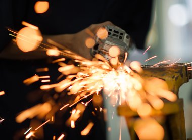 Fabrika işleminde makine taşlama