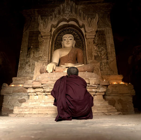 Novizio in pagoda Bagan Myanmar — Foto Stock