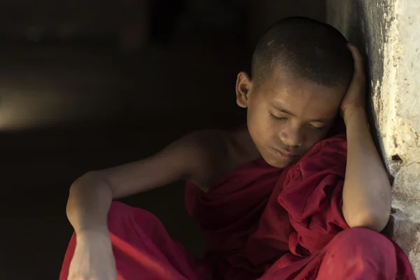 Tro Burma nybörjare munk sover i templet — Stockfoto