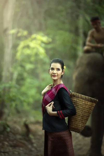 Mahout femme en robe traditionnelle de Thaïlande — Photo