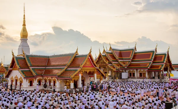 Люди приняли участие в молитве Асалха Пуджа Буча день в Wat That Choeng — стоковое фото