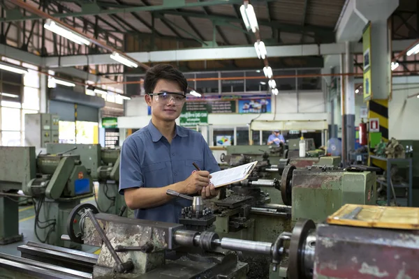 Coupe de fil CNC en usine — Photo