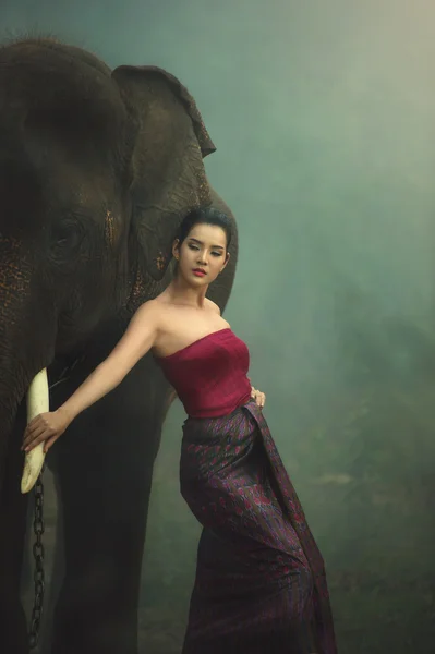 Erawan mulher em kui vestido tradicional — Fotografia de Stock