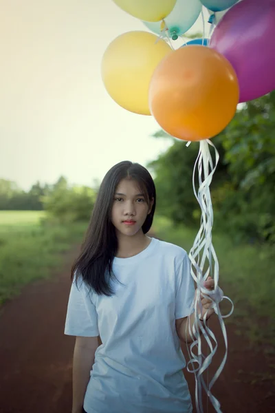 Asiático, chica solo holding globo colorfull —  Fotos de Stock