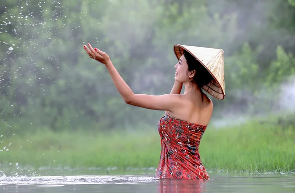Vietnam femme sur la rivière — Photo