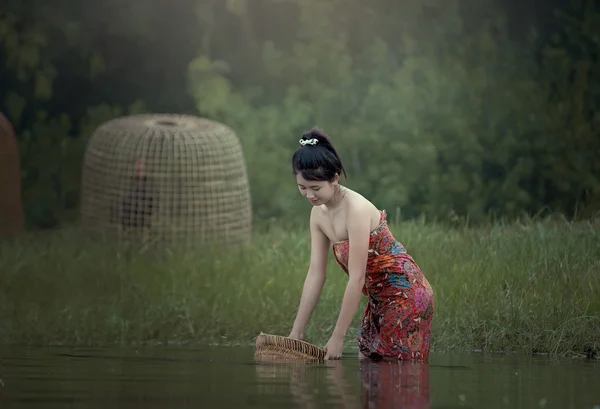 Vestido tradicional de niña — Foto de Stock