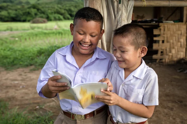 Kitap okuma Asain çocuklar