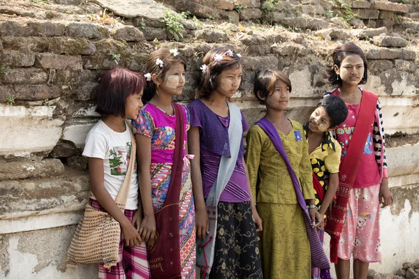 BURMA, MANDALAY At Chin's Pew Me Taj Mahal della Birmania I bambini sono — Foto Stock