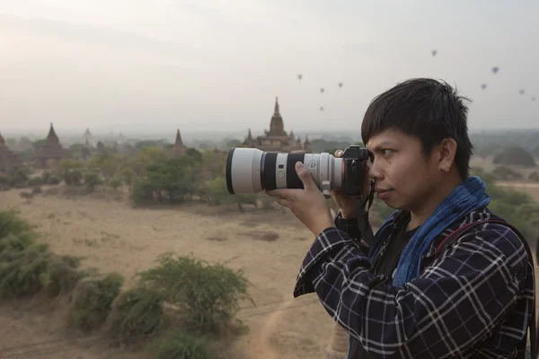 Homem fotógrafo em Bagan Myanmar — Fotografia de Stock