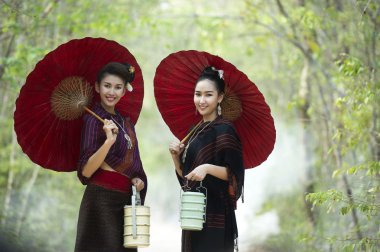 Geleneksel Tay ipek kumaştan elbise 