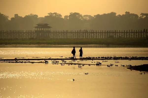 Mañana birmano u bein puente —  Fotos de Stock