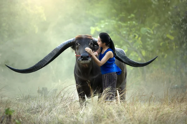 Mujer con un búfalo — Foto de Stock